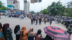 ৭ ঘণ্টা পর নীলক্ষেত ছাড়লেন সাত কলেজের শিক্ষার্থীরা