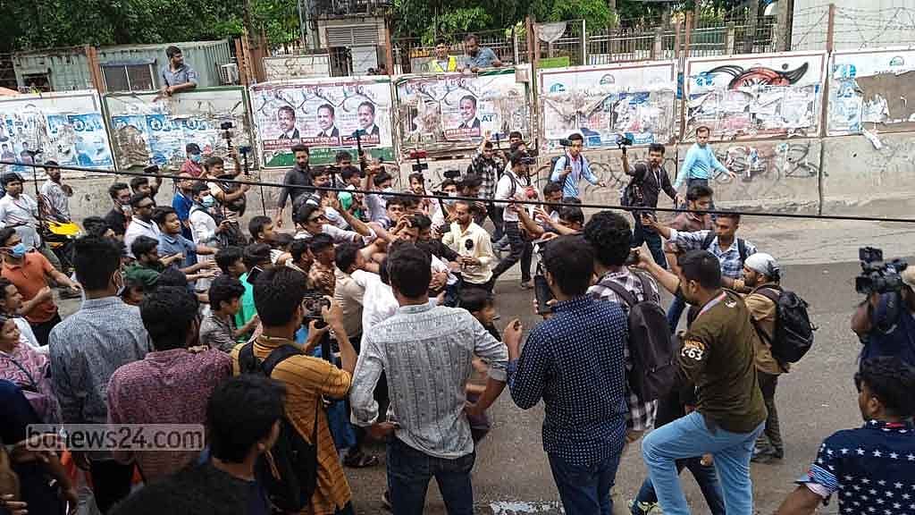 ঢাকা বিশ্ববিদ্যালয়ে নুরের উপর হামলা