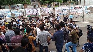 ঢাকা বিশ্ববিদ্যালয়ে নুরের উপর হামলা