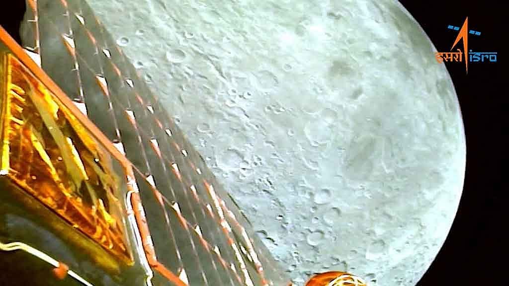 মহাকাশযান থেকে বিচ্ছিন্ন হয়ে চাঁদের ছবি পাঠালো ভারতের ল্যান্ডার বিক্রম