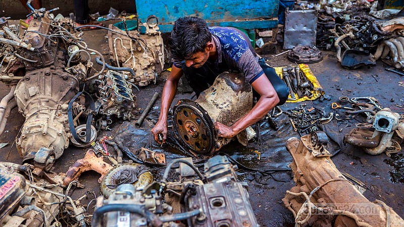 ধোলাইখালে পুরনো ইঞ্জিন খোলার কাজ করে মোহাম্মদ রানা দিনে ৮০০ থেকে ১২০০ টাকা আয় করেন।&amp;nbsp;ছবি: তাওহীদুজ্জামান তপু