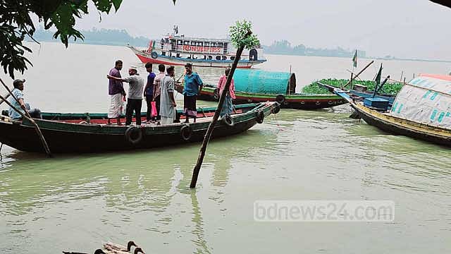 নরসিংদীর কালিকাপুর লঞ্চঘাটে পন্টুনের অভাবে যাত্রীদের দুর্ভোগ