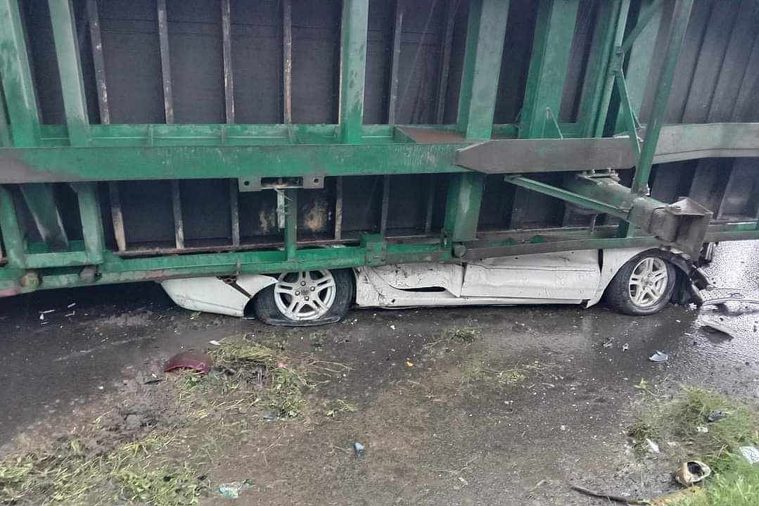 কন্টেইনারে চাপা পড়ল গাড়ি