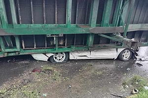 কন্টেইনারে চাপা পড়ল গাড়ি