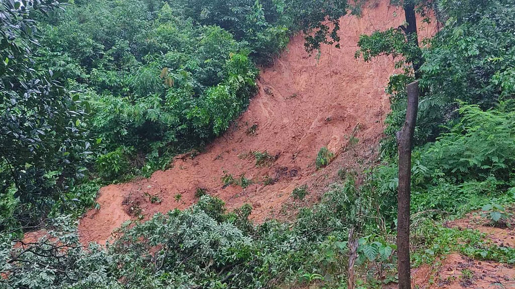 ভারি বর্ষণে রেললাইনে পানি, চবির ক্লাস-পরীক্ষা বাতিল