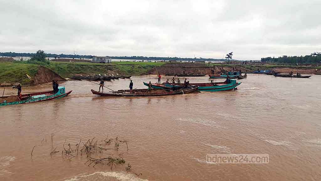 কাটা হচ্ছে যাদুকাটার পাড়, গ্রামগুলো হুমকিতে