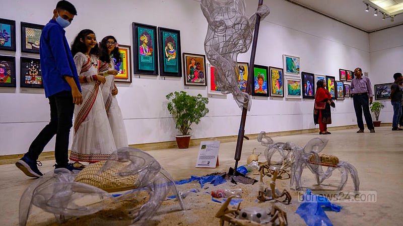 জাতীয় জাদুঘরের নলিনীকান্ত ভট্টশালী প্রদর্শনী গ্যালারিতে ‘সমুদ্রে শিল্পের খোঁজ’ প্রদর্শনীতে স্থান পেয়েছে নানা ধরনের শিল্পকর্ম। প্রদর্শনীটির শেষদিন ছিল বুধবার।&amp;nbsp;ছবি: মাহমুদ জামান অভি