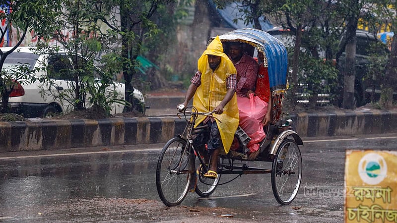 ঢাকার সবুজকাননে মঙ্গলবার দুপুরে বৃষ্টির মধ্যে যাত্রী নিয়ে গন্তব্যে এক রিকশাচালক।&amp;nbsp;ছবি: মাহমুদ জামান অভি