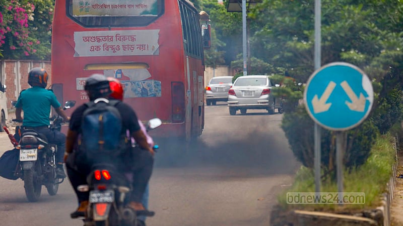 ঢাকার হাতিরঝিলের চক্রাকার বাস থেকে বের হওয়া কালো ধোঁয়ার পরিমাণ এতোটাই যে এর পাশ দিয়ে হেঁটে যাওয়া বা মোটরসাইকেল চালিয়ে যাওয়া কষ্টকর।&amp;nbsp;ছবি: মাহমুদ জামান অভি