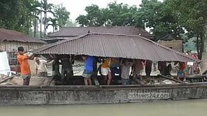 কুড়িগ্রামে ভাঙছে তিস্তার পাড়, ভেঙেছে বন্যা নিয়ন্ত্রণ বাঁধও