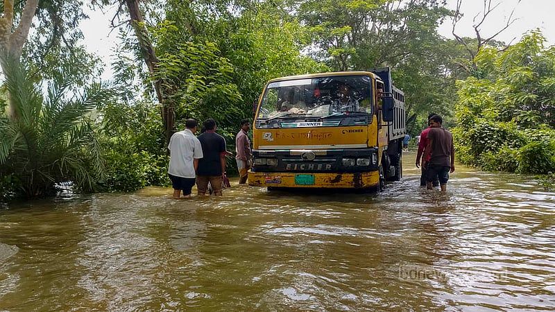 ফেনীতে টানা বর্ষণ ও উজান থেকে নেমে আসা পাহাড়ি ঢলে সৃষ্ট বন্যা পরিস্থিতি কিছু কিছু জায়গায় উন্নতি হলেও এখনও পানি আটকে রয়েছে অনেক জায়গায়।