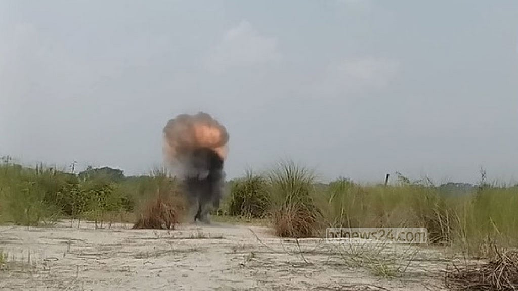 মাদারীপুরে বিস্ফোরণে নিষ্ক্রিয় করা হল ‘৩৩ বছর’ আলমারিতে রাখা গ্রেনেড