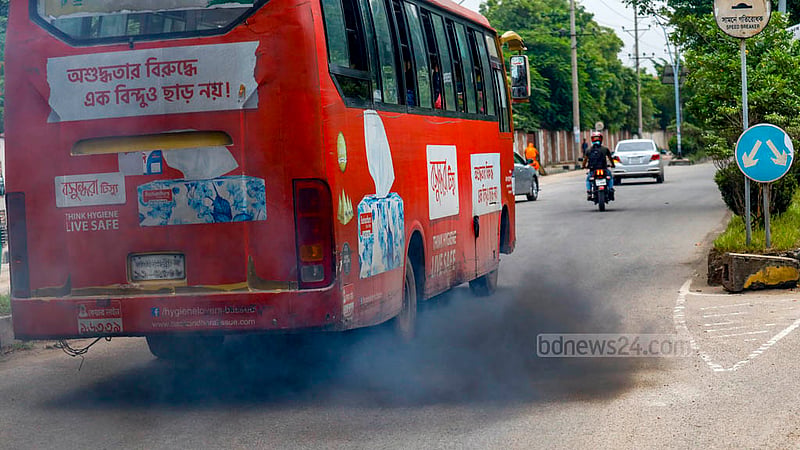 ঢাকার হাতিরঝিলের চক্রাকার বাস থেকে বের হওয়া কালো ধোঁয়ার পরিমাণ এতোটাই যে এর পাশ দিয়ে হেঁটে যাওয়া বা মোটরসাইকেল চালিয়ে যাওয়া কষ্টকর।&amp;nbsp;ছবি: মাহমুদ জামান অভি