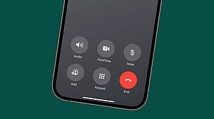 আইফোন আপডেটে বদলেছে ‘এন্ড কল’ বাটনের জায়গা