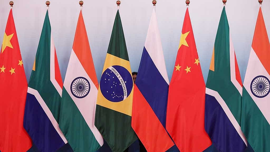 কোনো দিকে ঝুঁকে পড়ার প্রশ্ন আসে না