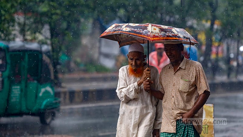 ঢাকার সবুজকানন এলাকায় মঙ্গলবার দুপুরের বৃষ্টিতে ছাতা হতে দুই প্রবীণ।&amp;nbsp;ছবি: মাহমুদ জামান অভি