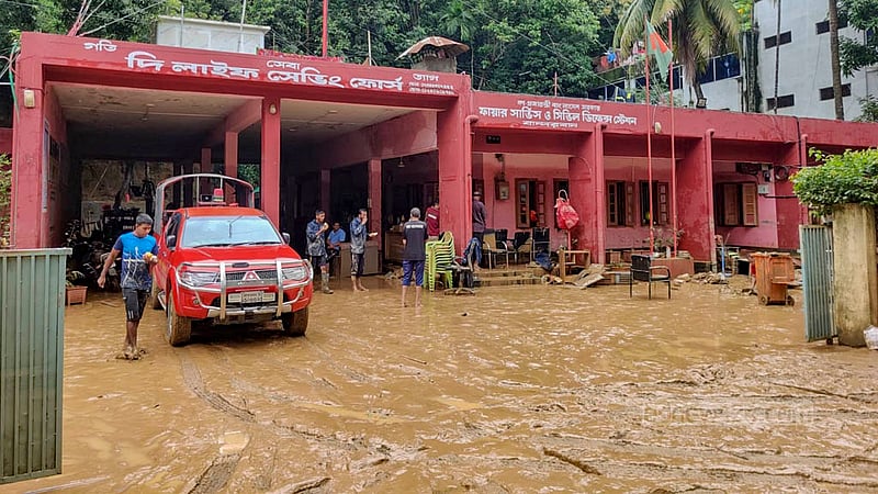বান্দরবান শহরের টাউন হল এলাকায় ঢলের পানিতে কয়েক দিন ডুবে ছিল ফায়ার সার্ভিস অফিস। পানি নেমে যাওয়ার জমে আছে কাদামাটি।
