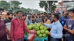 ফরিদপুরে ভোক্তা অধিদপ্তরের অভিযান: ২০০ টাকার ডাব ১২০ টাকায় বিক্রি