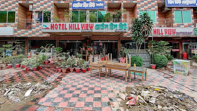 বান্দরবান শহরের বাস স্টেশন এলাকায় পানি নেমে&amp;nbsp; যাওয়ার পর 'হোটেল হিলভিউ’র সামনে জমে আছে ময়লা-আর্বজনা। ঢলে এসব ময়লা-আর্বজনা ভেসে এসেছিল।