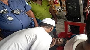 ৫ হাজার টাকার মামলা: মোটরসাইকেল চালক অজ্ঞান