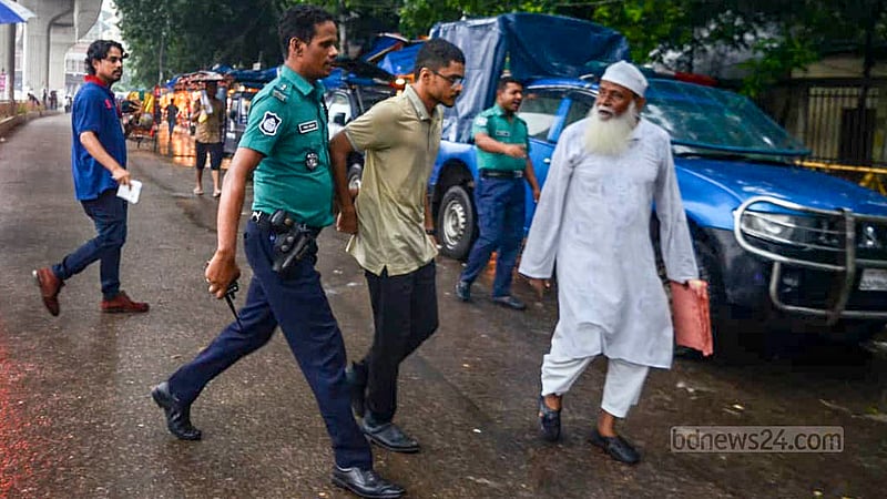 ঢাকার শাহবাগ মোড়ে গাড়ি ভাঙচুরের অভিযোগে আন্দোলনরত এইচএসসি পরীক্ষার্থীদের কয়েকজনকে পুলিশ ধরে নিয়ে যায়।