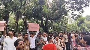 শাহবাগে নামা এইচএসসি পরীক্ষার্থীদের সরিয়ে দিল পুলিশ