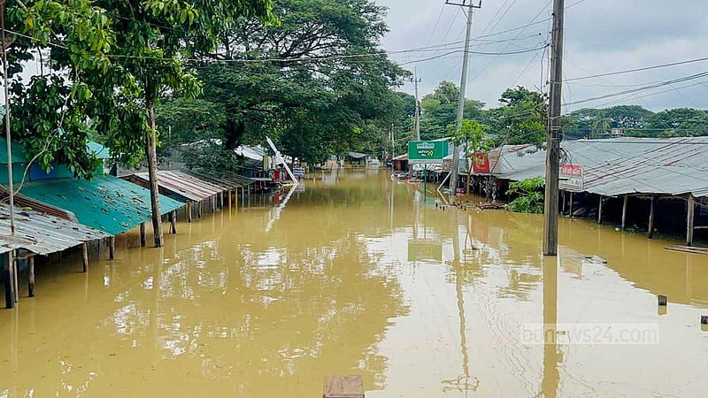 তিন দিন ধরে বন্যার পানিতে ডুবে আছে খাগড়াছড়ির দীঘিনালার মেরুং বাজারের দেড় শতাধিক দোকান। ছবি: সমির মল্লিক
