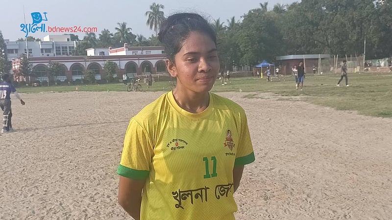 ফুটবল খেলতে এসে পরিবারকে পাশে পায়নি সাদিয়া