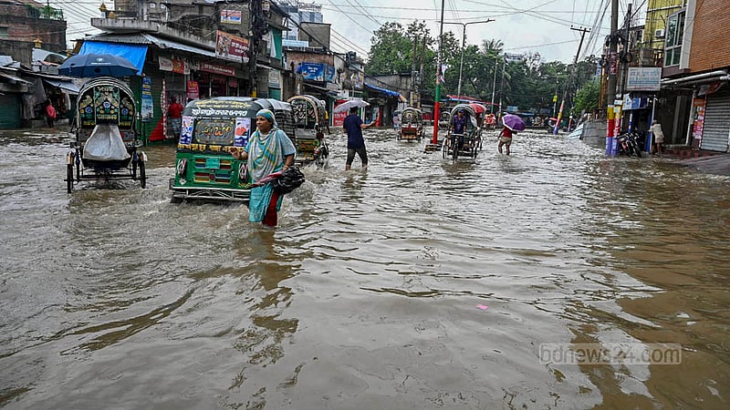 বৃষ্টি ও জোয়ারের পানির কারণে চট্টগ্রাম কাপাসগোলা এলাকায় জলাবদ্ধতার সৃষ্টি হওয়ায় দুর্ভোগে পড়েছেন এলাকাবাসী।&amp;nbsp;ছবি: সুমন বাবু