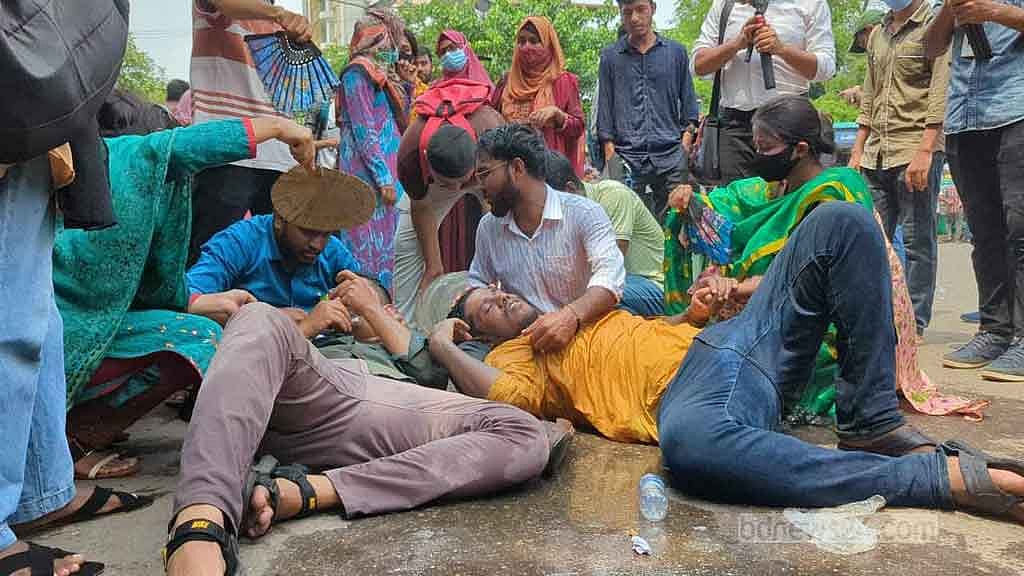 রাস্তা আটকে ‘গণ-আত্মহনন কর্মসূচি’, সাত কলেজের ৫ শিক্ষার্থী হাসপাতালে