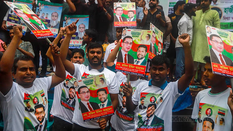 মুখে স্লোগান ও হাতে প্ল্যাকার্ড নিয়ে শুক্রবার নয়া পল্টনে বিএনপির সমাবেশে যোগ দেন নেতাকর্মীরা।&amp;nbsp;ছবি: তাওহীদুজ্জামান তপু