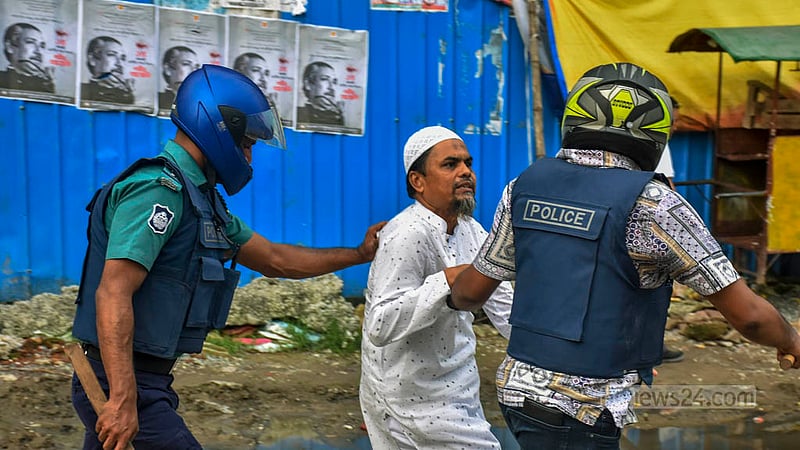 চট্টগ্রামের দামপাড়ায় জমিয়াতুল ফালাহ জামে মসজিদ মাঠে মঙ্গলবার বিকালে যুদ্ধাপরাধী দেলাওয়ার হোসেন সাঈদীর গায়েবানা জানাজা পড়ার জন্য জড়ো হলে জামায়াত-শিবিরের কয়েকজন কর্মীকে আটক করে পুলিশ।&amp;nbsp;ছবি: সুমন বাবু