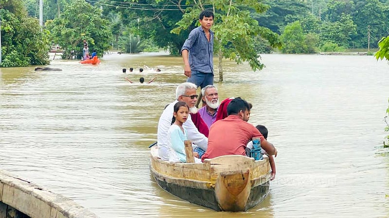 ঢলের পানিতে ডুবে গেছে খাগড়াছড়ি-লংগদু সড়ক। বুধবার দীঘিনালা এলাকায় নৌকায় চড়ে গন্তব্যের পথে বন্যা কবলিত মানুষ। &amp;nbsp;ছবি: সমির মল্লিক