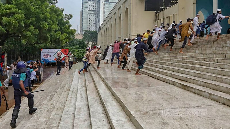 বায়তুল মোকাররম জাতীয় মসজিদ এলাকায় মঙ্গলবার যুদ্ধাপরাধী দেলাওয়ার হোসেন সাঈদীর ভক্ত-সমর্থক ও জামায়াত নেতাকর্মী এবং আওয়ামী লীগের কর্মীদের মধ্যে ধাওয়া পাল্টা- ধাওয়া হয়।