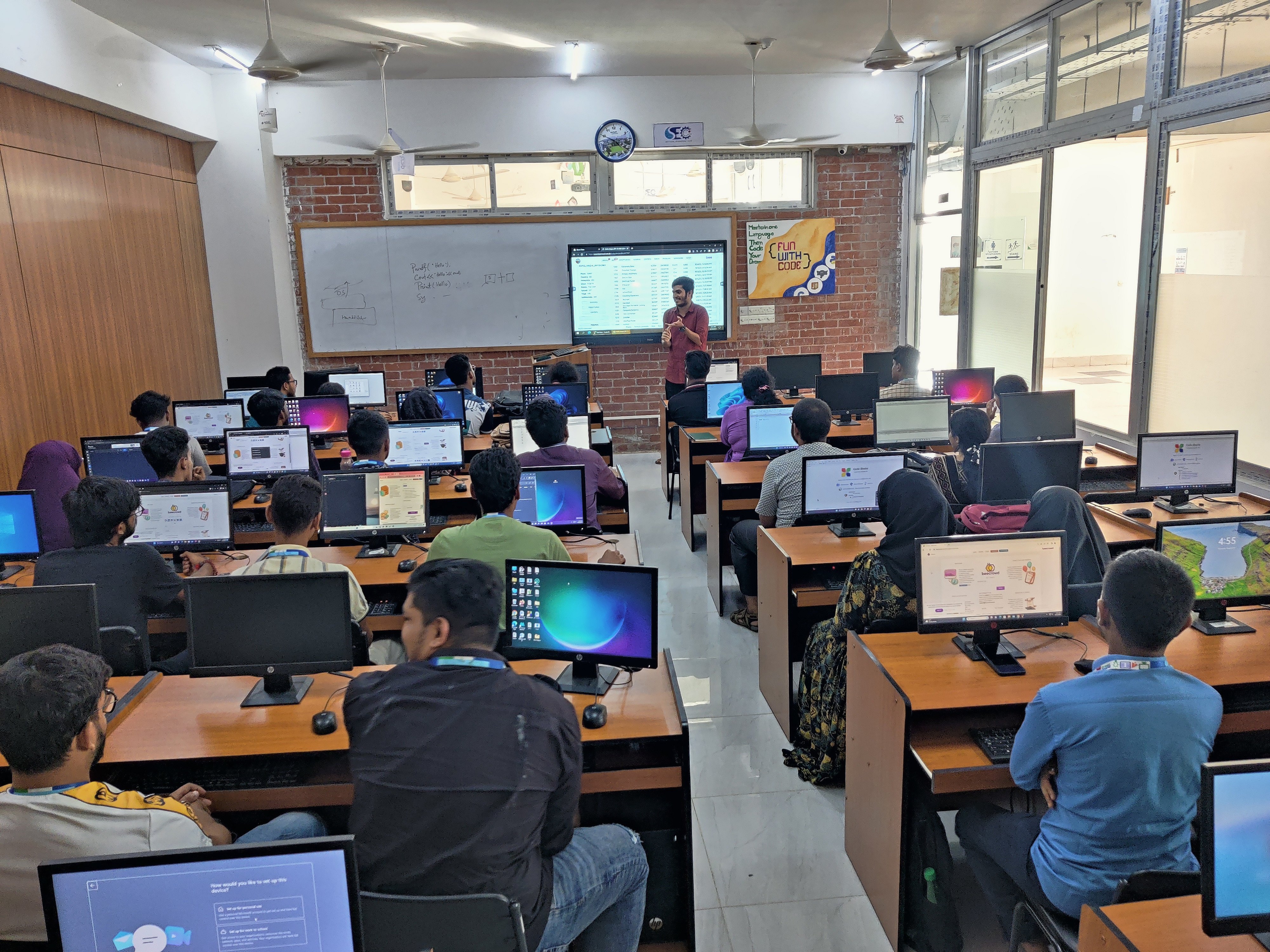 নবীন শিক্ষার্থীদের প্রোগ্রামিং ধারণা দিল ডিআইইউ সফটওয়্যার ইঞ্জিনিয়ার ক্লাব