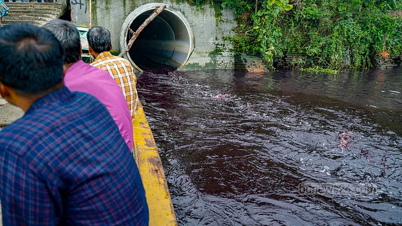 ঢাকার শ্যামপুরের কদমতলী এলাকায় কারখানার লাল রঙের পানি যাচ্ছে বুড়িগঙ্গা নদীতে। স্থানীয়রা জানান, এই রঙিন পানি ডায়িং ফ্যাক্টরির।&amp;nbsp;ছবি: মাহমুদ জামান অভি