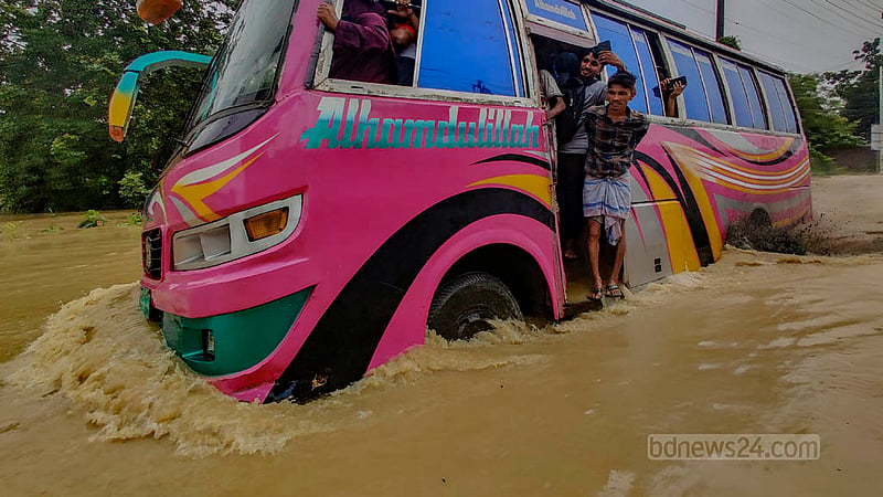 চট্টগ্রামের বিভিন্ন সড়কে জলাবদ্ধতার কারণে রোববার সকালে ভোগান্তিতে পড়েন যানবাহন চালকরা।&amp;nbsp;ছবি: রাজীব নন্দী