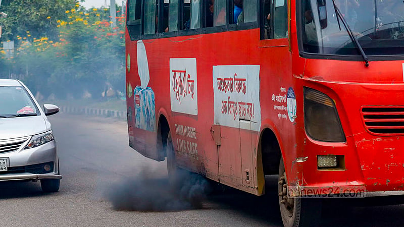 রামপুরা হয়ে মগবাজার, এফডিসি হয়ে গুলশান হয়ে আবার রামপুরায় ছুটে চলে এই চক্রাকার বাস। হাতিরঝিল দিয়ে যাতায়াত করলে দেখা যাবে বেশ কিছু বাস থেকে নির্গত হয় মাত্রাতিরিক্ত কালো ধোঁয়া।&amp;nbsp;ছবি: মাহমুদ জামান অভি