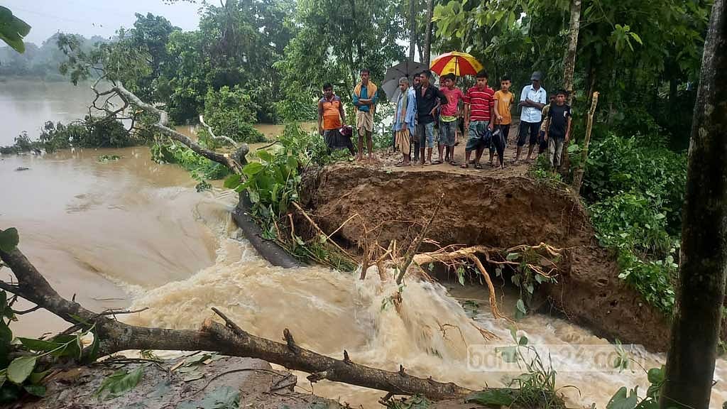 দুঃখ ঘোচানোর ‘মুহুরী বাঁধ’ ভেঙেই দুর্ভোগ