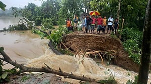 দুঃখ ঘোচানোর ‘মুহুরী বাঁধ’ ভেঙেই দুর্ভোগ