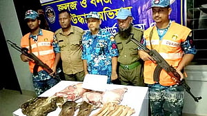 সুন্দরবন থেকে হরিণের দুটি মাথাসহ মাংস জব্দ