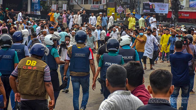 চট্টগ্রাম নগরীতে মঙ্গলবার বিকালে যুদ্ধাপরাধী দেলাওয়ার হোসেন সাঈদীর গায়েবানা জানাজা পড়ার চেষ্টায় জমিয়াতুল ফালাহ জামে মসজিদ মাঠ ঘিরে জড়ো হয় জামায়াত-শিবির কর্মীরা।&amp;nbsp;ছবি: সুমন বাবু