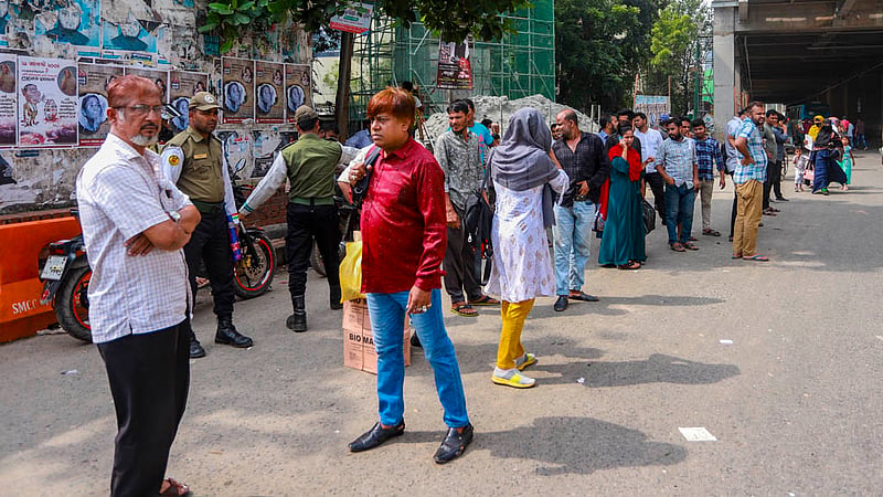 ঢাকার শাহবাগ মোড়ে শনিবার বাসের অপেক্ষায় যাত্রীরা।&amp;nbsp;ছবি: তাওহীদুজ্জামান তপু
