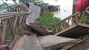 সুনামগঞ্জে বেইলি সেতু ভেঙে ট্রাক নদীতে, চালক ও সহকারীর মৃত্যু