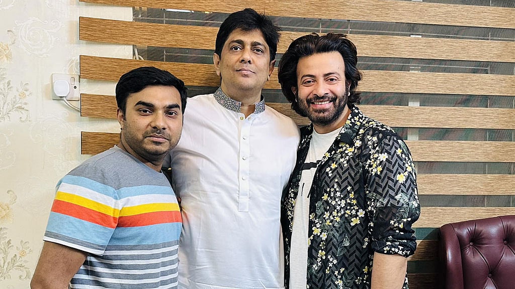 ‘প্রিয়তমা’র সাফল্যে পরিচালককে গাড়ি উপহার দিলেন প্রযোজক
