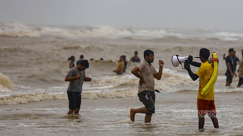 সমুদ্র উত্তাল থাকায় কক্সবাজার&amp;nbsp;সৈকতে রোববার বিকালে ঘুরতে আসা&amp;nbsp;পর্যটকদের নিরাপদে থাকতে সচেতন করছেন লাইফগার্ড সদস্যরা।ছবি: মাহমুদ জামান অভি