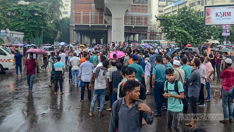 এইচএসসি পরীক্ষা পেছানোর দাবিতে সোমবার শাহবাগ মোড়ে এইচএসসি পরীক্ষার্থীরা অবস্থান কর্মসূচি পালন করে।