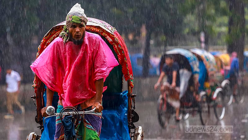 ঢাকা বিশ্ববিদ্যালয়ের টিএসসি এলাকায় বৃহস্পতিবার দুপুরের বৃষ্টিতে পলিথিন গায়ে দেখা যায় এ রিকশাচালককে।&amp;nbsp;ছবি: তাওহীদুজ্জামান তপু