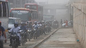 ধুলোয় ঢাকা বনানী সড়ক