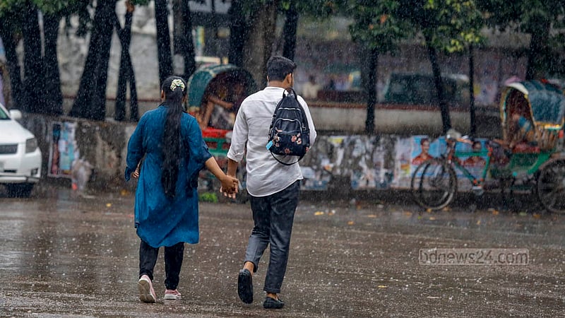 শ্রাবণের শেষ বেলায় শুক্রবার দুপুরে বৃষ্টি উপভোগ করতে দেখা যায় ঢাকা বিশ্ববিদ্যালয়ের টিএসসিতে।&amp;nbsp;ছবি: মাহমুদ জামান অভি